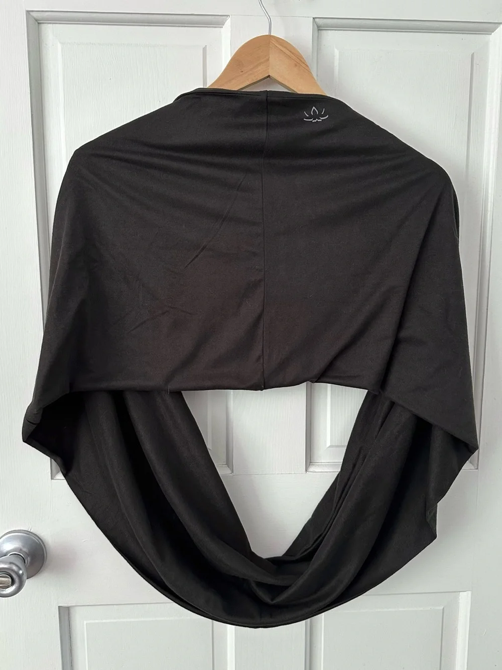 NEW! Beyond Yoga Hidden Pocket Infinity Scarf in Black Winter Walking Workout
